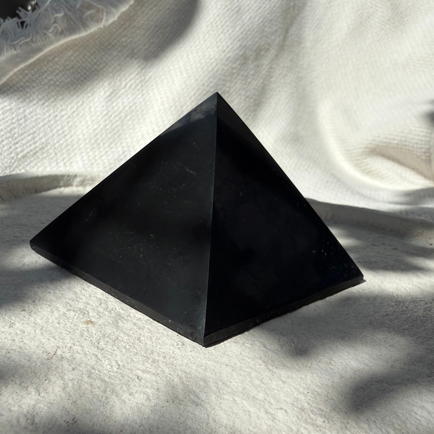 Schungit- Pyramide – der Stein der Transformation und des Schutzes