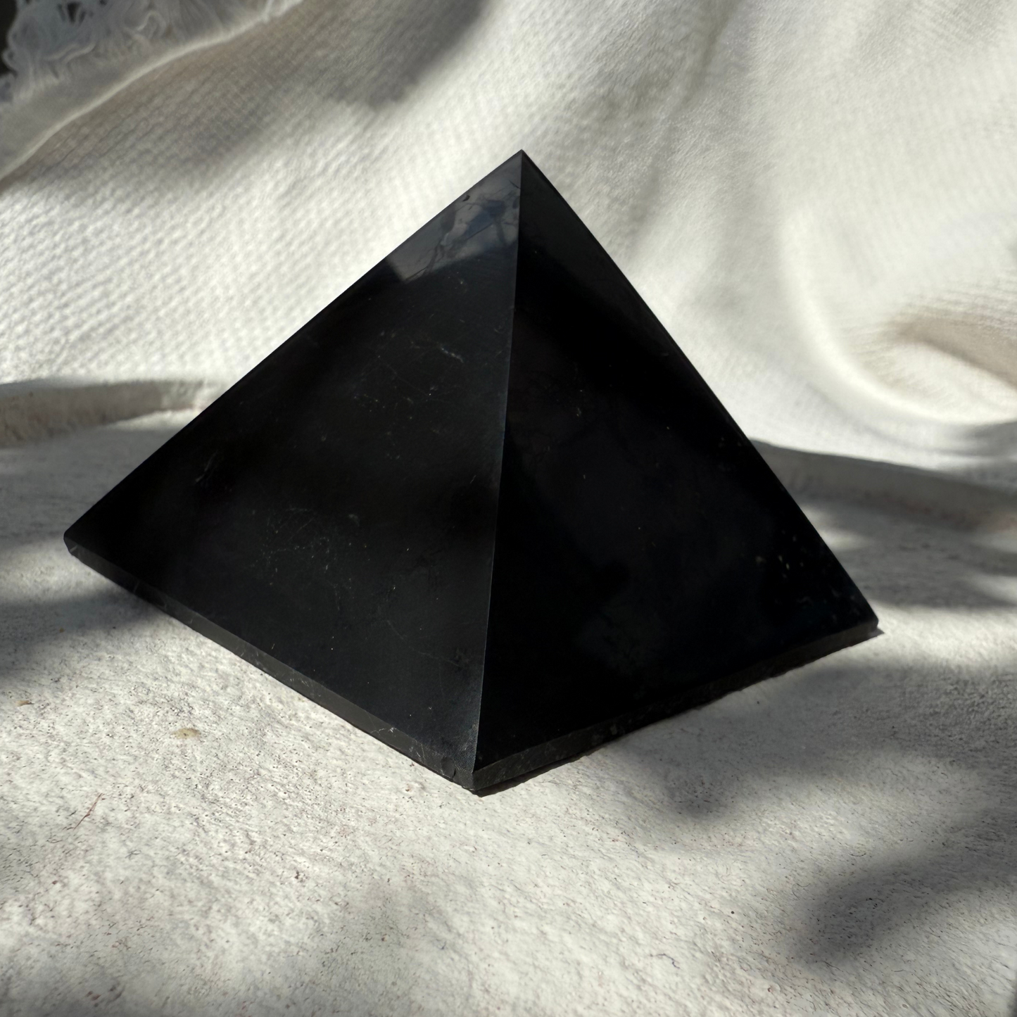 Schungit- Pyramide – der Stein der Transformation und des Schutzes