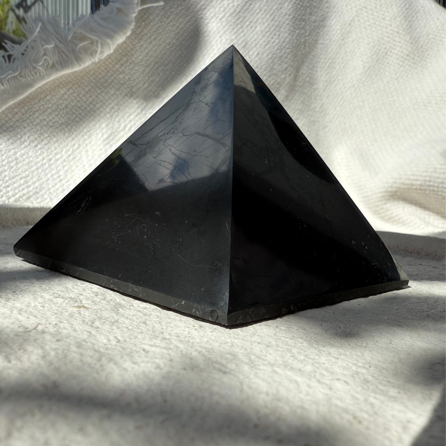 Schungit- Pyramide – der Stein der Transformation und des Schutzes