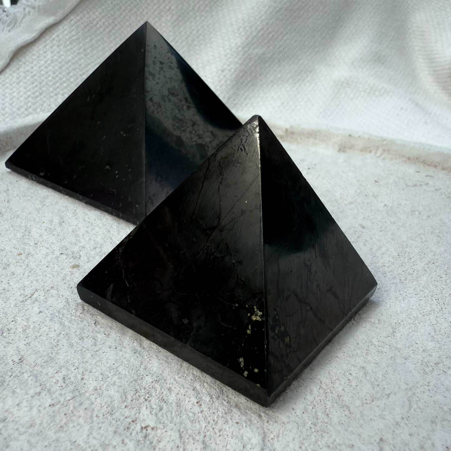 Schungit- Pyramide – der Stein der Transformation und des Schutzes